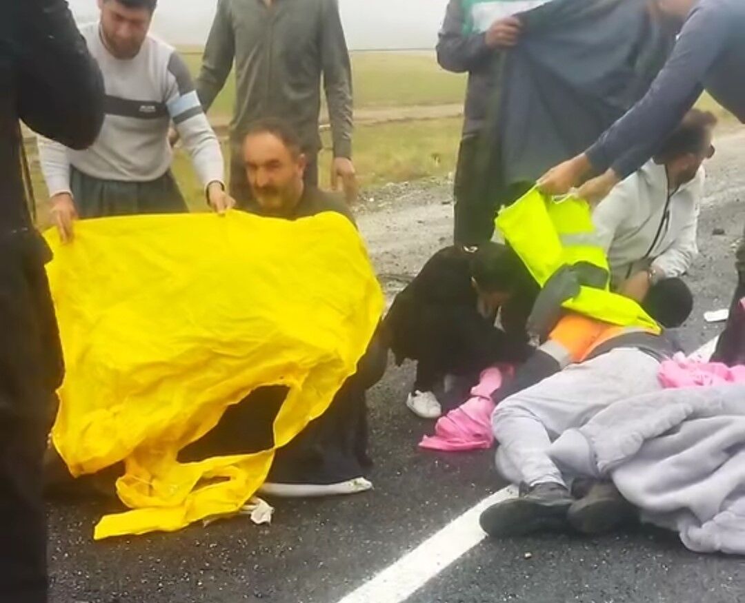 Van-Hakkari karayolunda tır devrildi: 2 yaralı