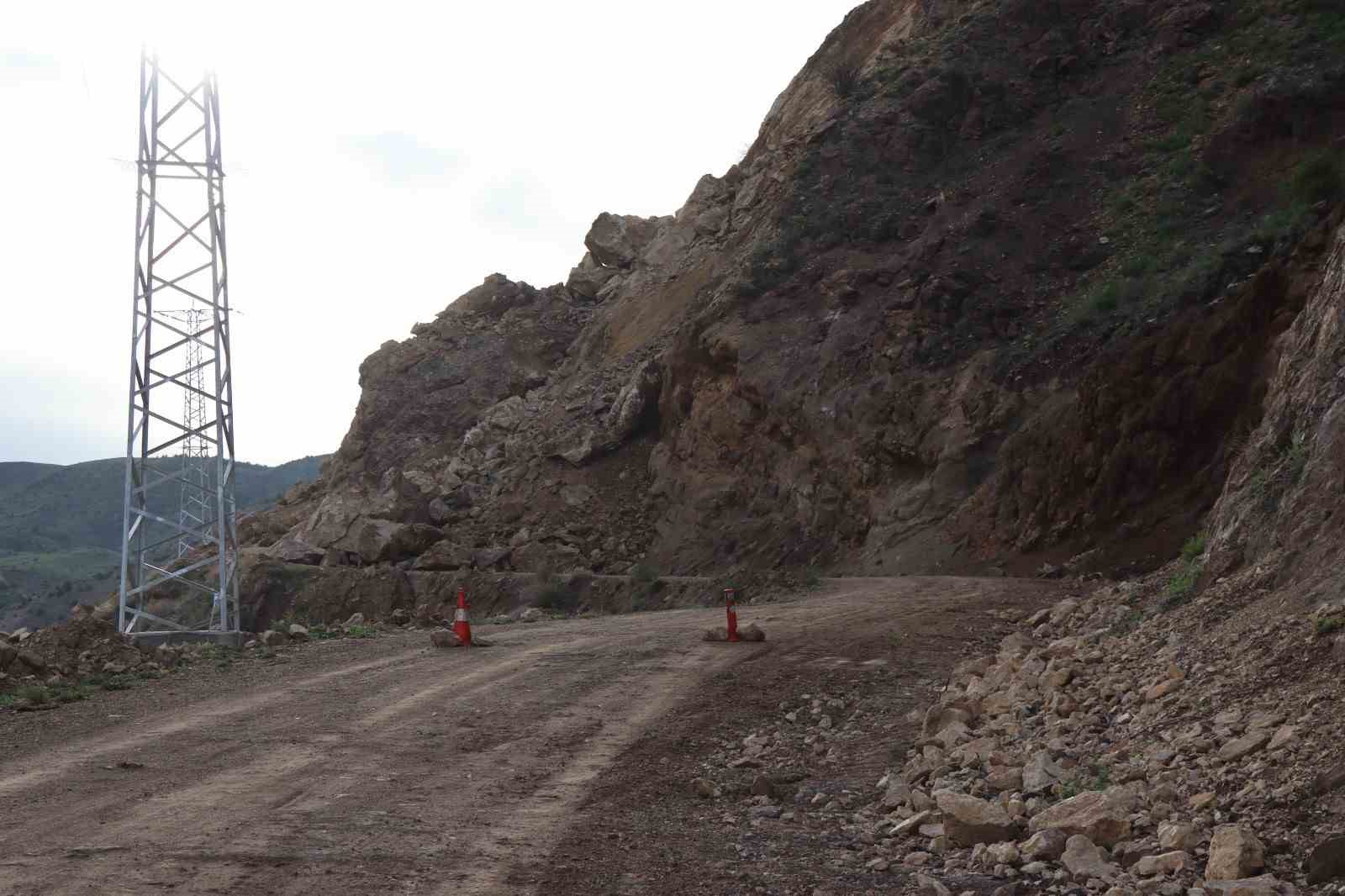 Dev kayalar yolu ulaşıma kapattı