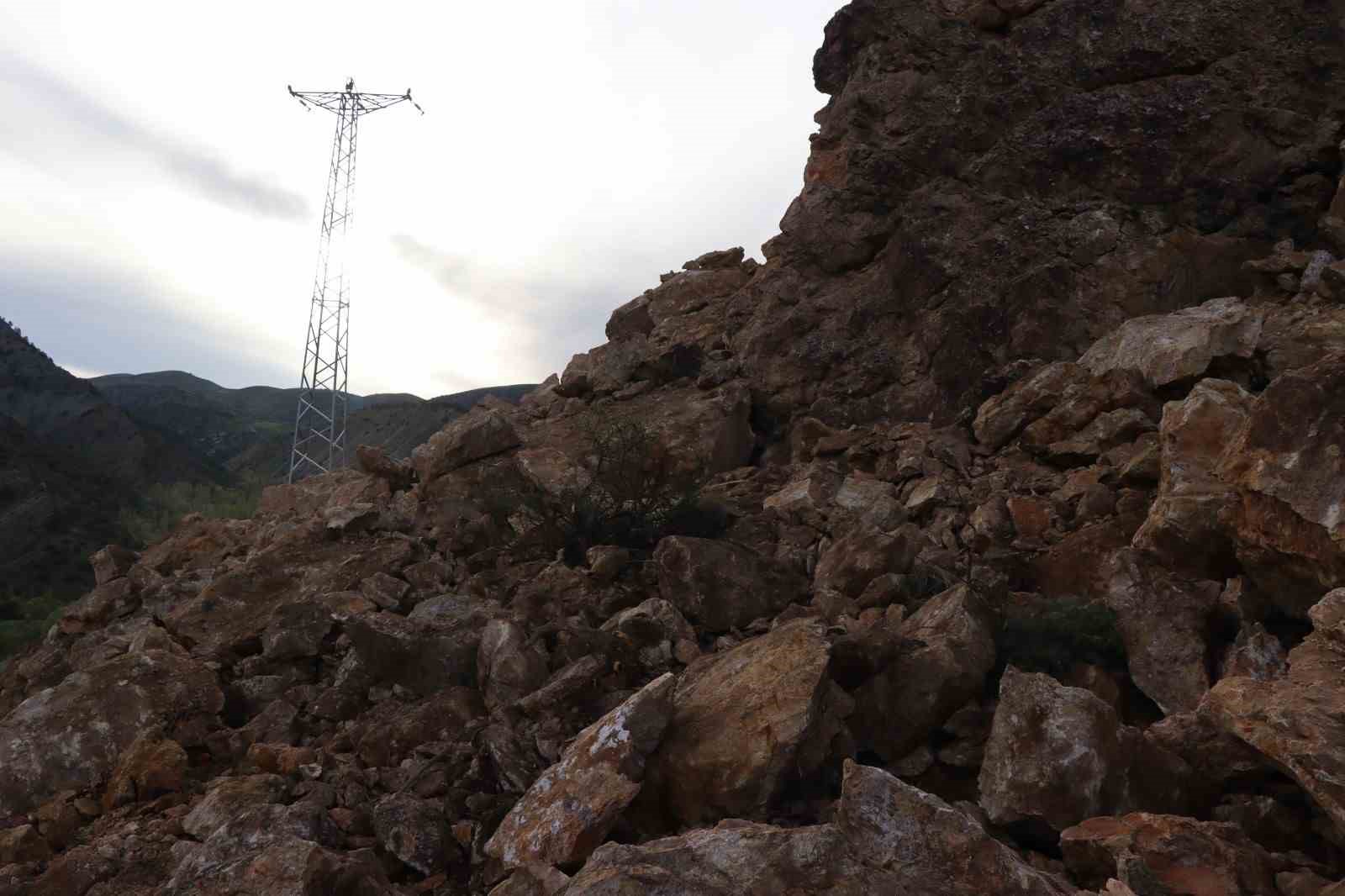 Dev kayalar yolu ulaşıma kapattı