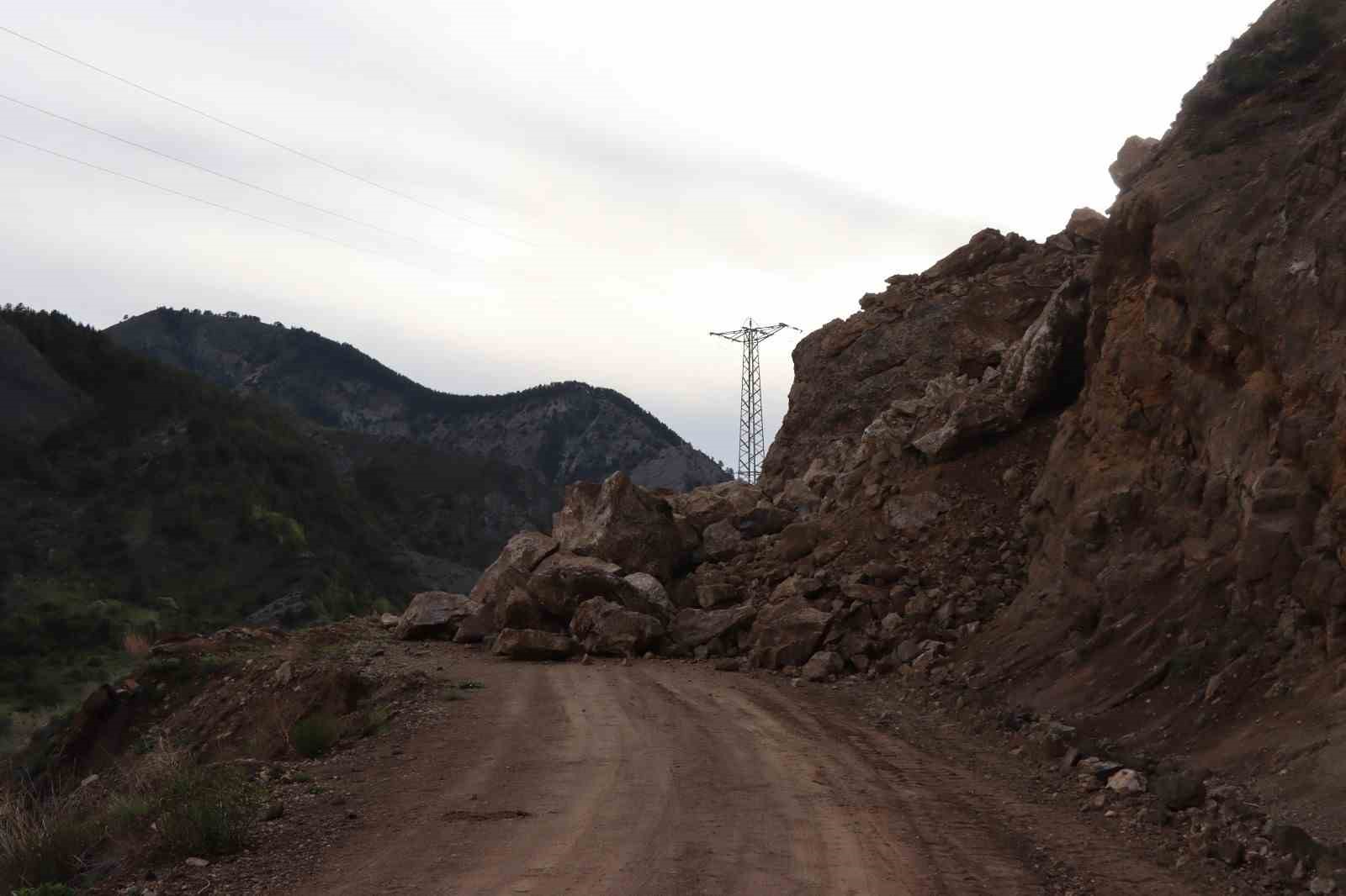 Dev kayalar yolu ulaşıma kapattı