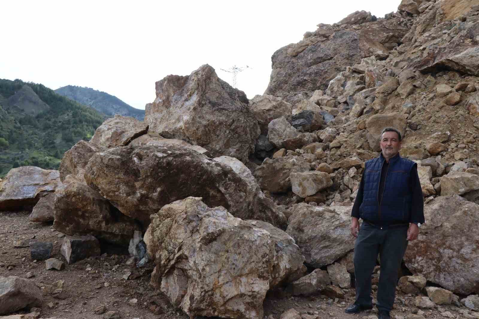 Dev kayalar yolu ulaşıma kapattı