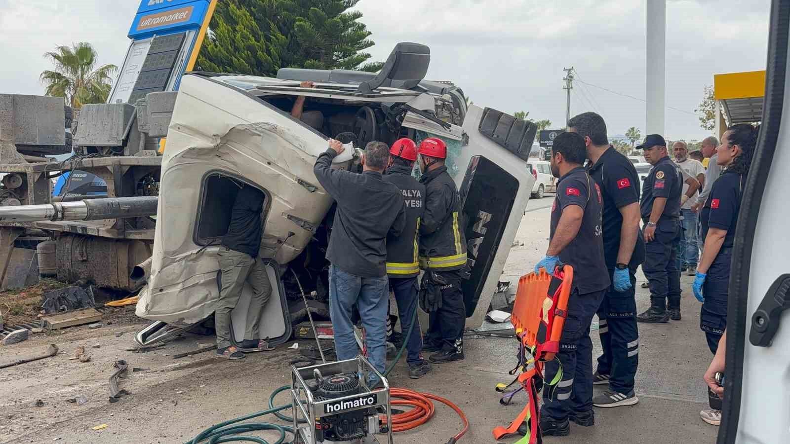 Antalya’da freni patlayan zift yüklü kamyon ortalığı savaş alanına çevirdi