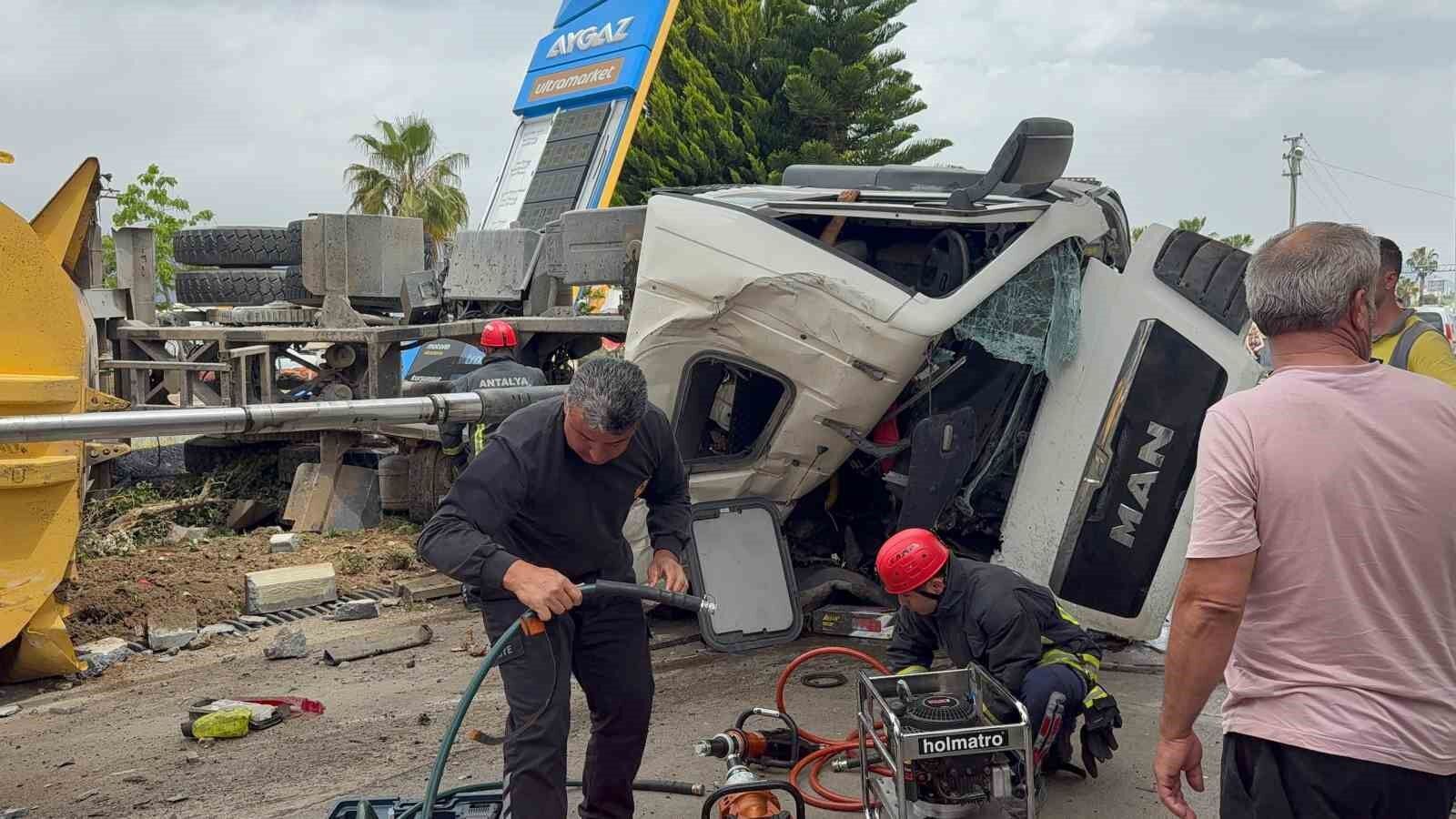 Antalya’da freni patlayan zift yüklü kamyon ortalığı savaş alanına çevirdi