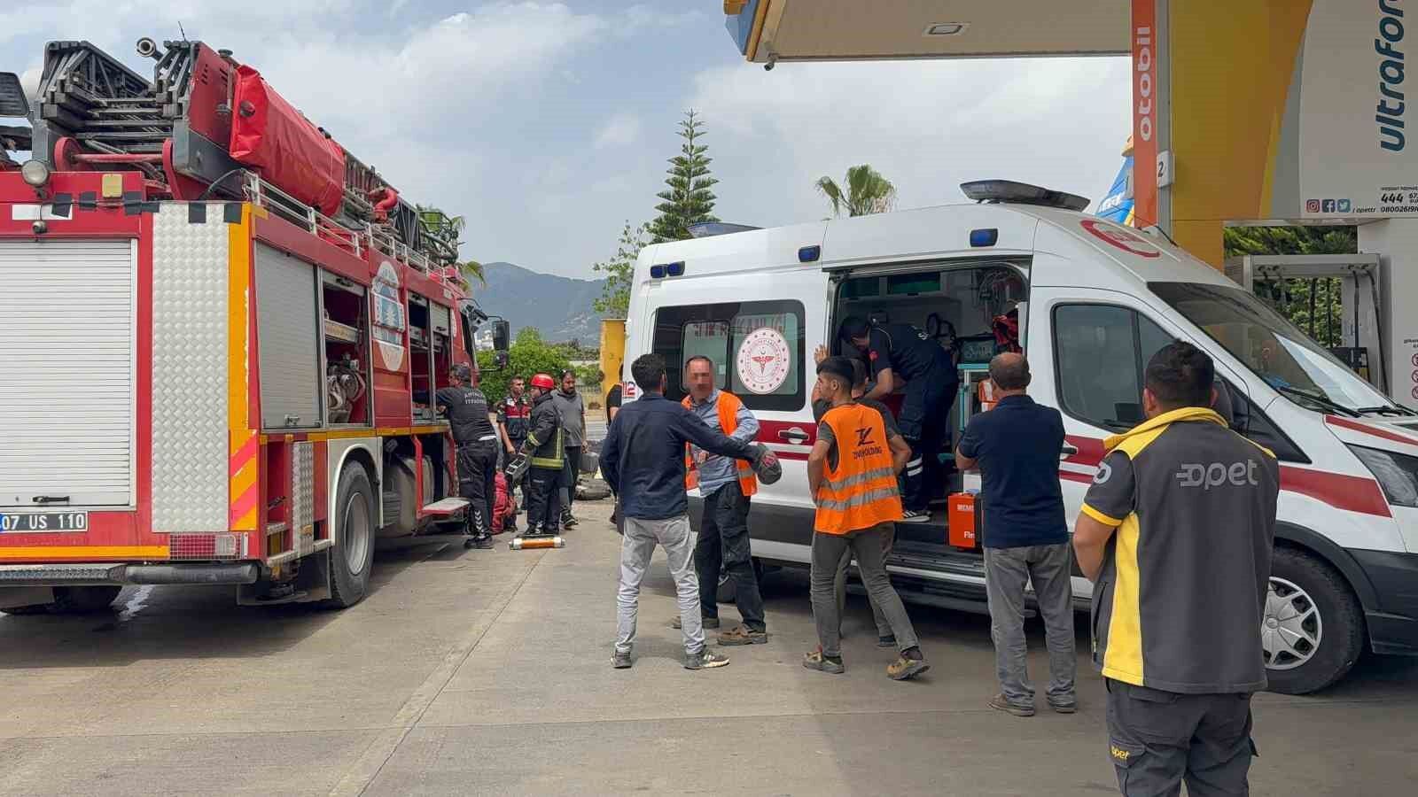 Antalya’da freni patlayan zift yüklü kamyon ortalığı savaş alanına çevirdi