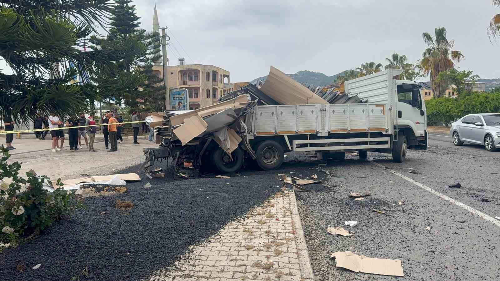 Antalya’da freni patlayan zift yüklü kamyon ortalığı savaş alanına çevirdi