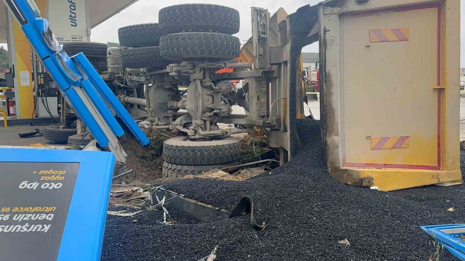 Antalya’da freni patlayan zift yüklü kamyon ortalığı savaş alanına çevirdi