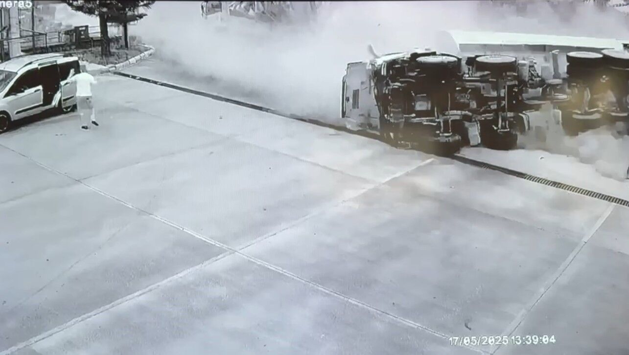 Antalya’da freni patlayan zift yüklü kamyon ortalığı savaş alanına çevirdi