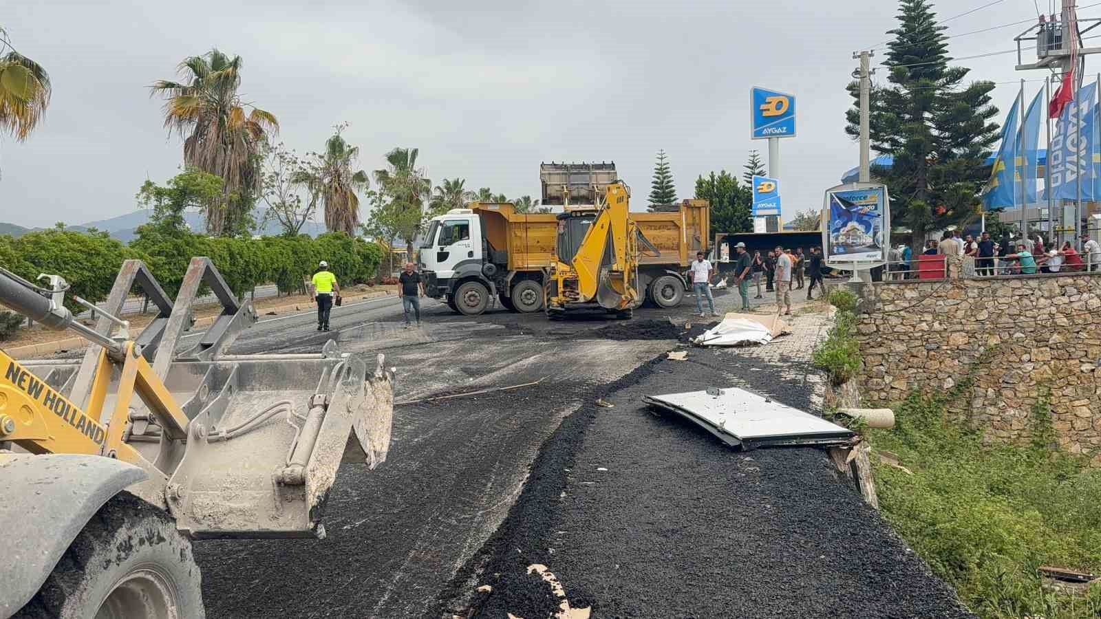 Antalya’da freni patlayan zift yüklü kamyon ortalığı savaş alanına çevirdi