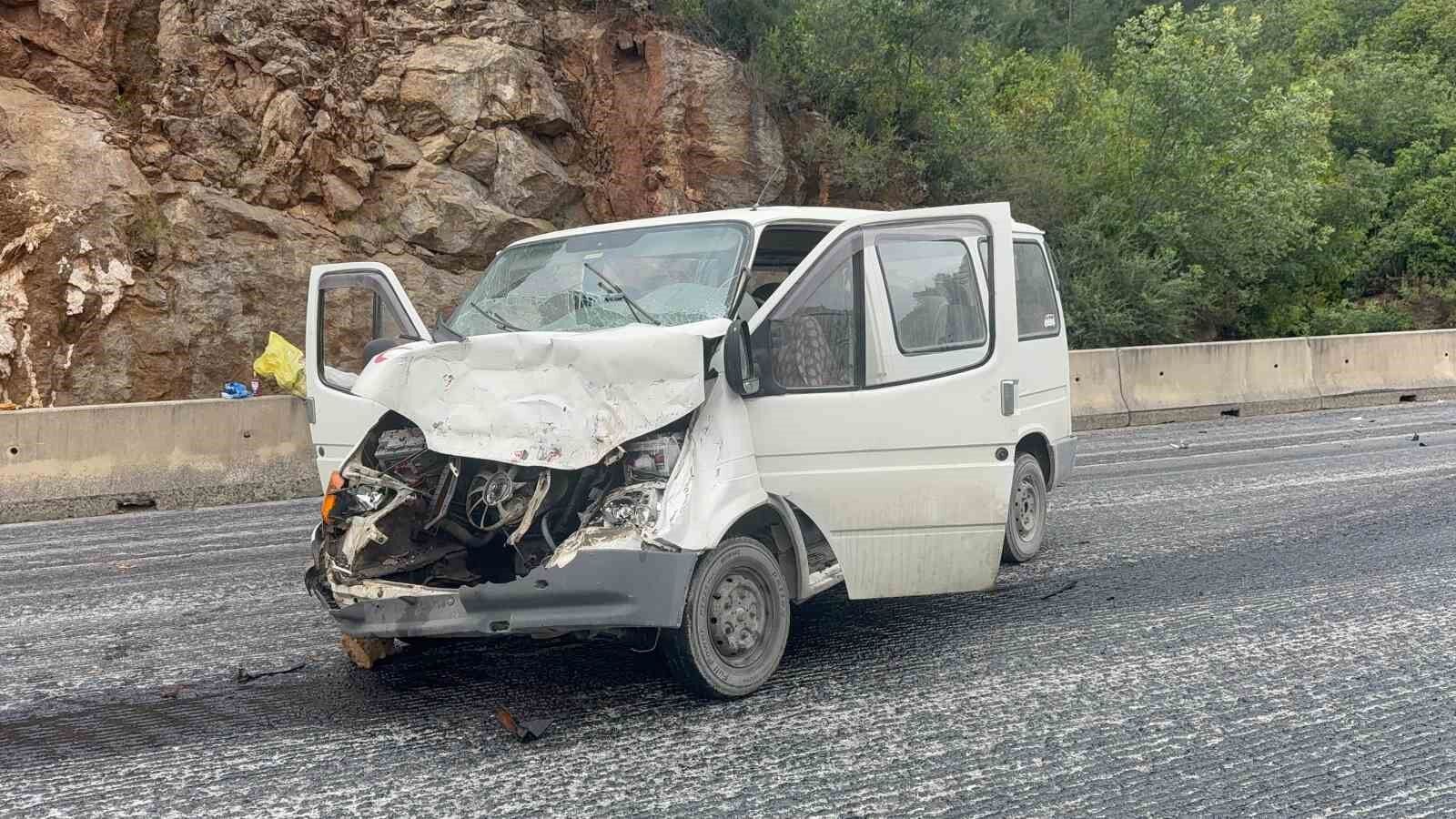 Antalya’da freni patlayan zift yüklü kamyon ortalığı savaş alanına çevirdi