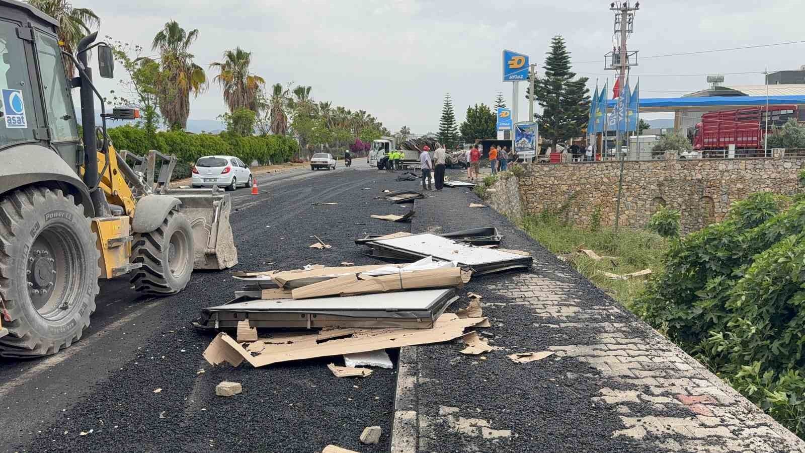 Antalya’da freni patlayan zift yüklü kamyon ortalığı savaş alanına çevirdi