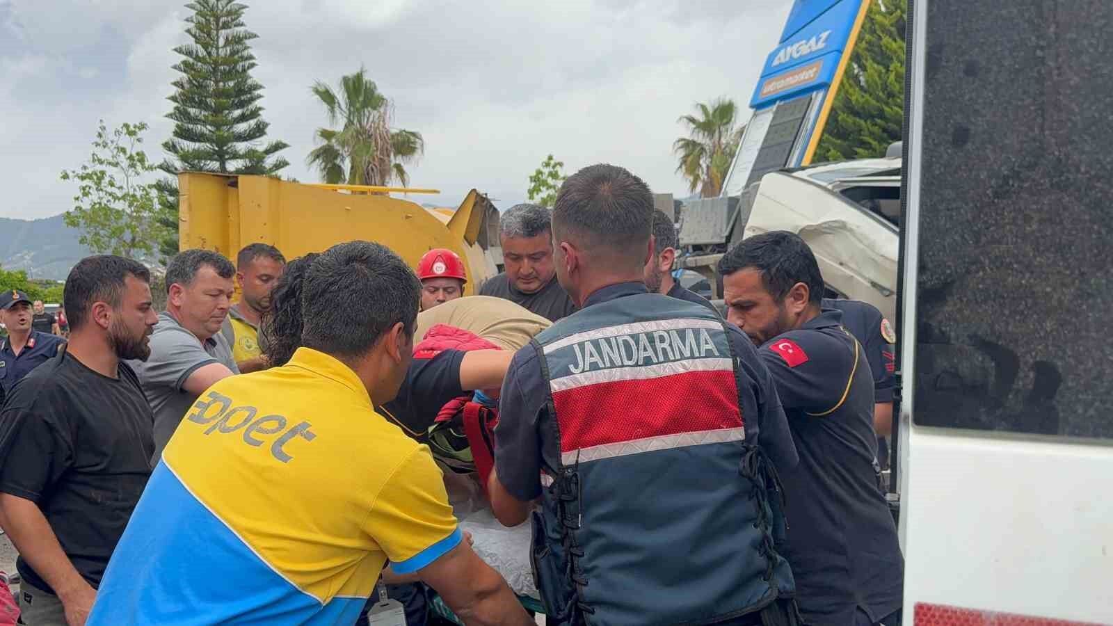 Antalya’da freni patlayan zift yüklü kamyon ortalığı savaş alanına çevirdi