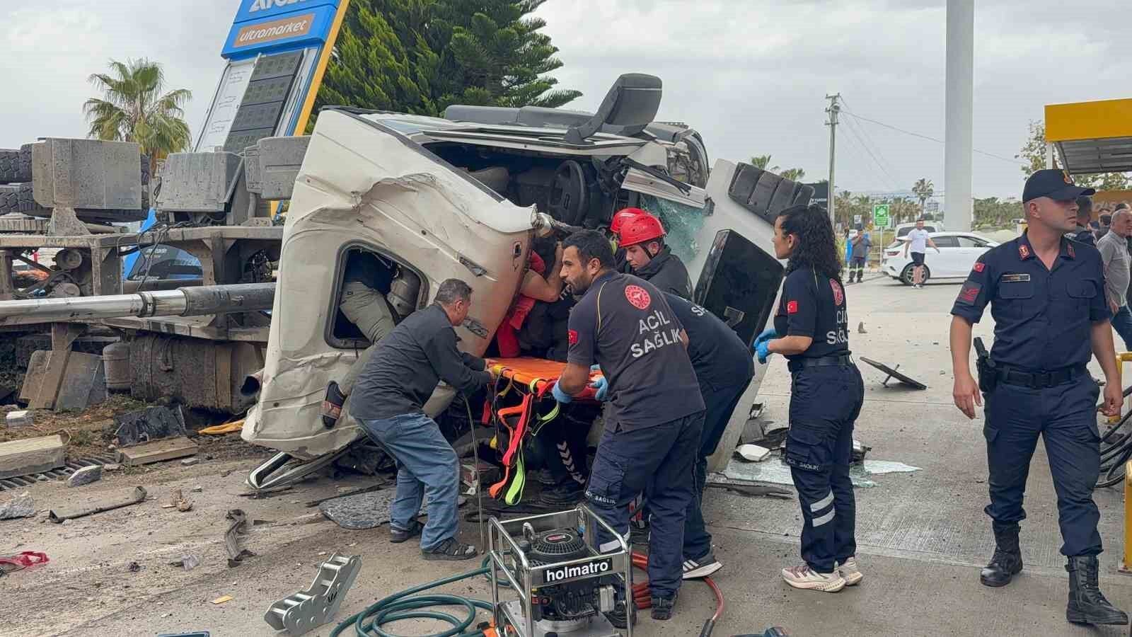 Antalya’da freni patlayan zift yüklü kamyon ortalığı savaş alanına çevirdi