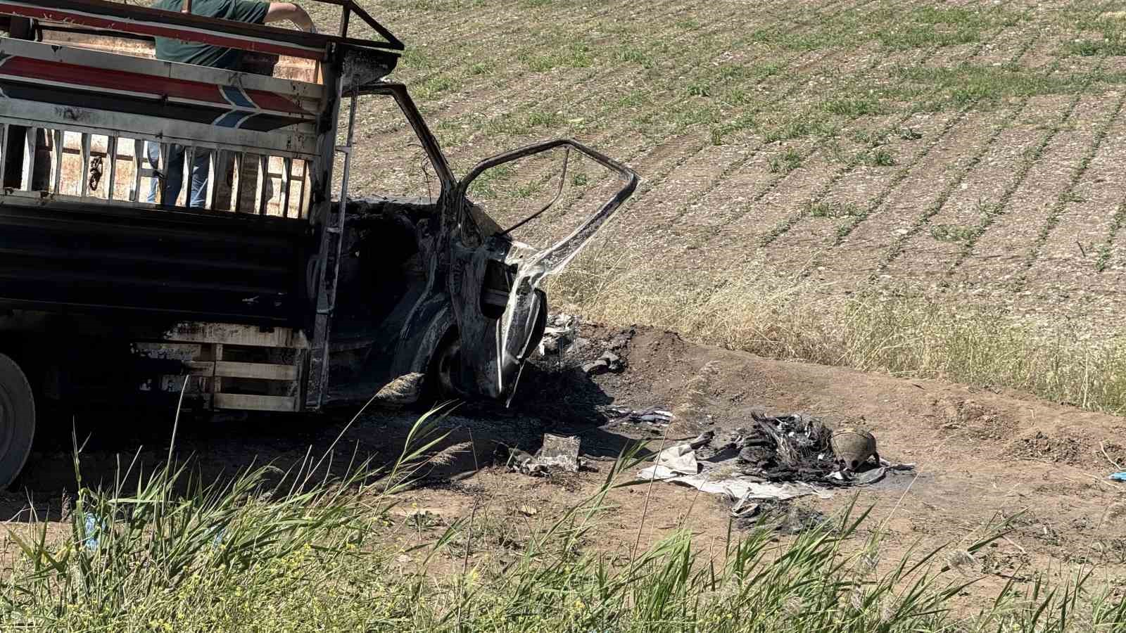Diyarbakır’da baba oğul kamyonetle yanmış halde bulundu