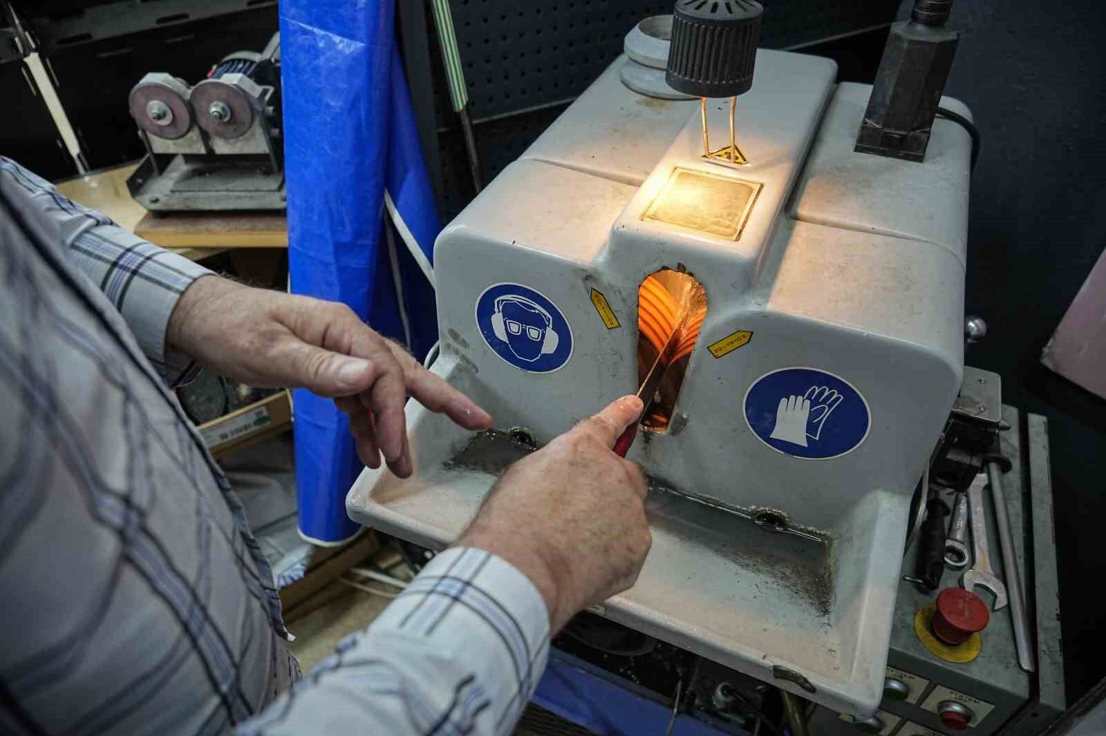 Acemi kasaplardan el kesilmelerine çelik eldiven çözümü