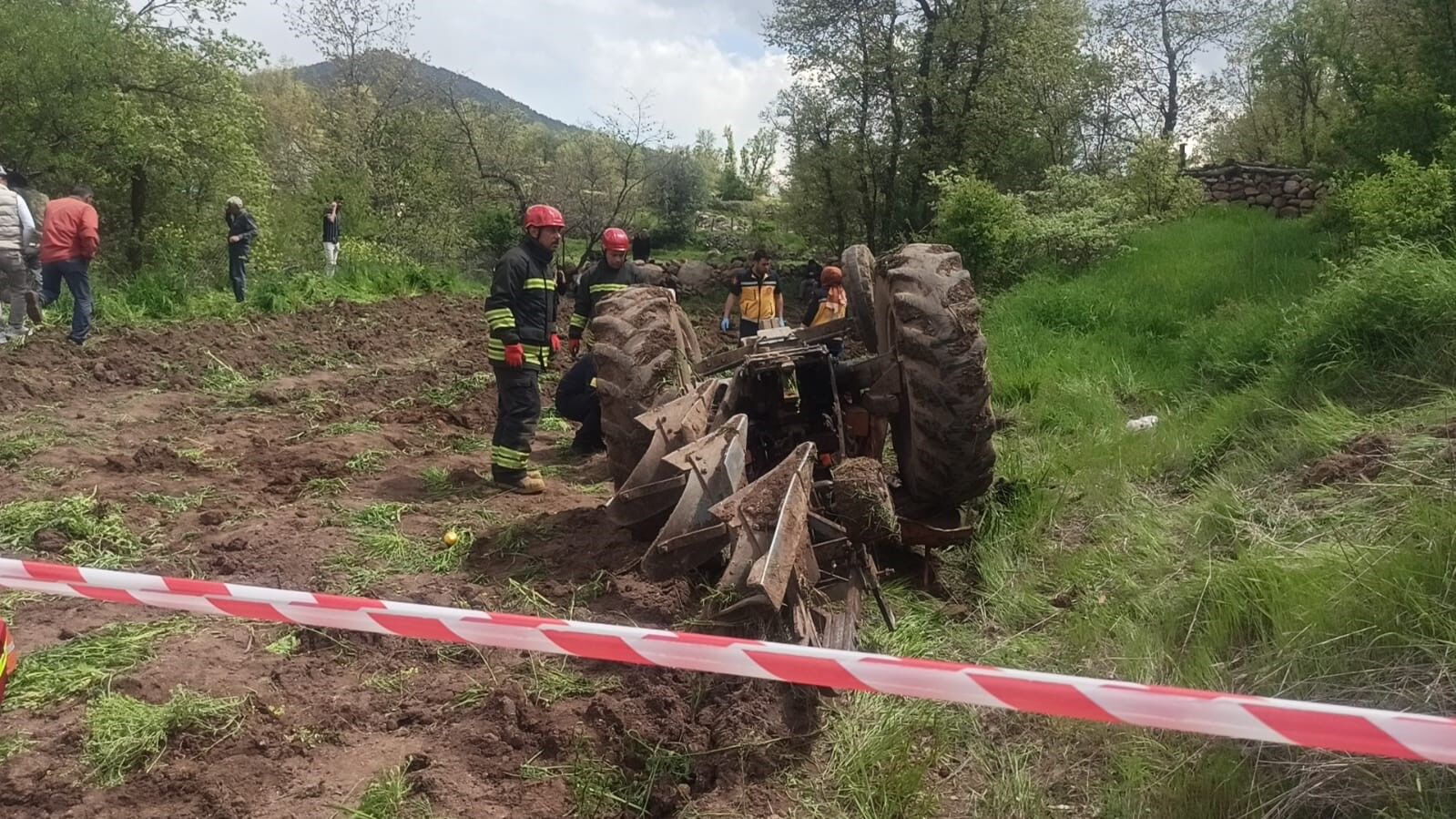 Devrilen traktörün altında hayatını kaybetti