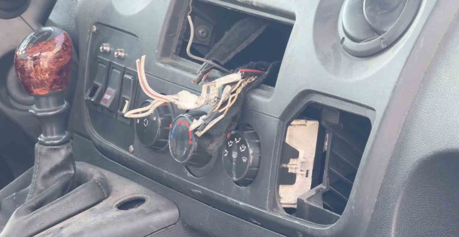 Park halindeki aracın elektrik ve teknik aksamını çaldılar, o anlar kamerada