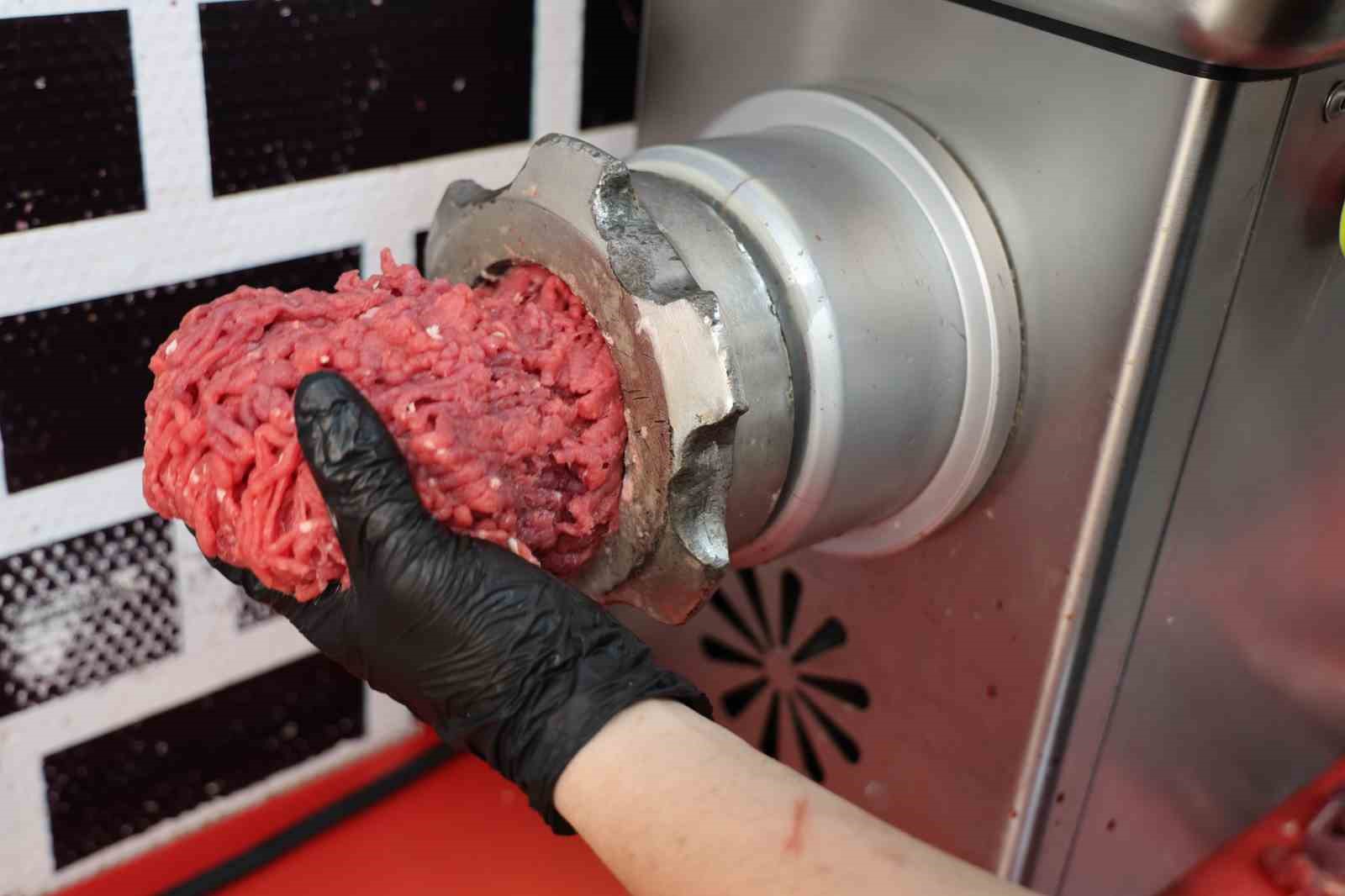 Kasapların kıyma mesaisi sürüyor