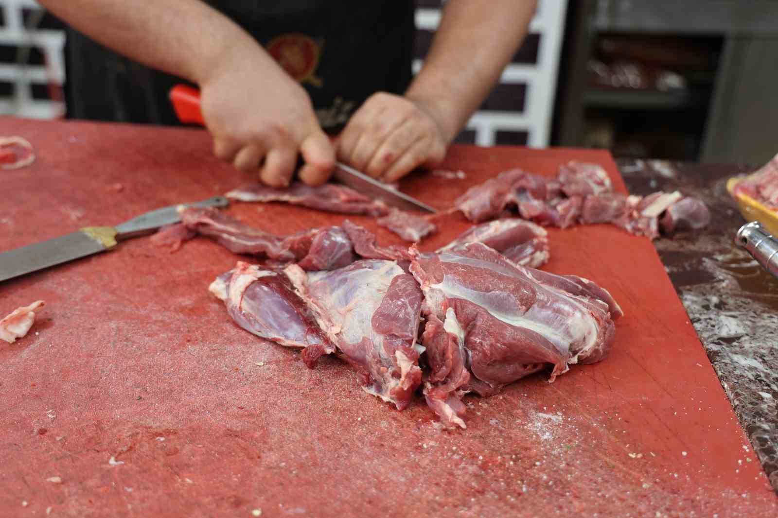 Kasapların kıyma mesaisi sürüyor