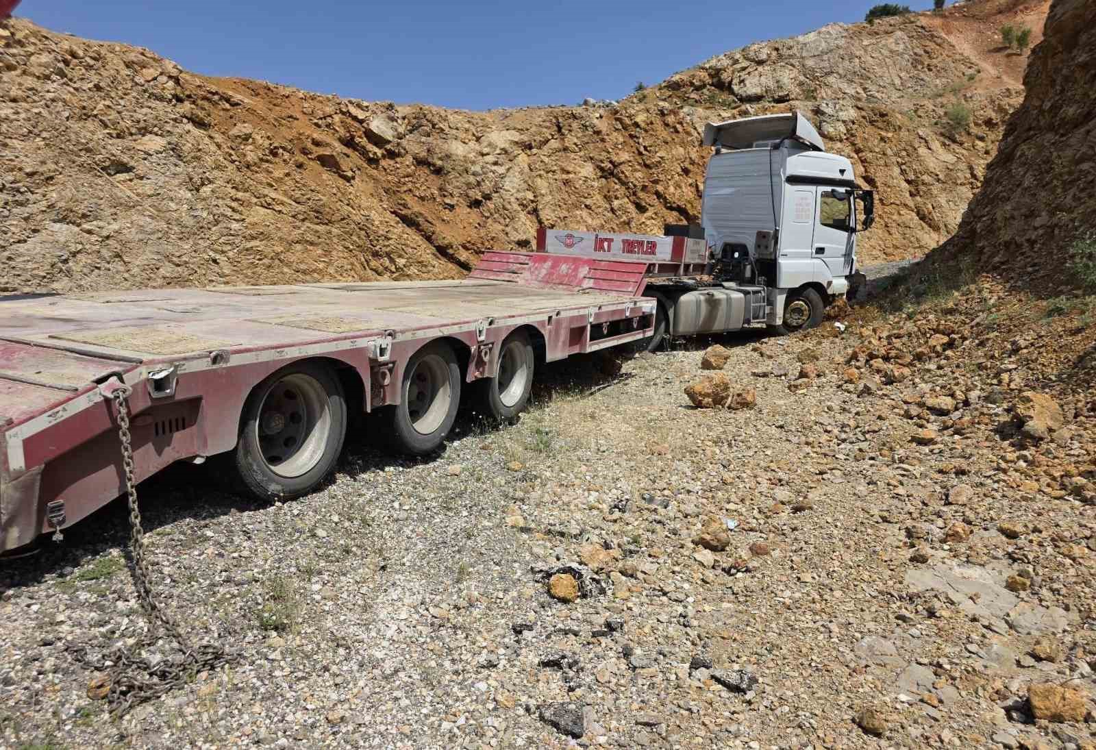 Yoldan çıkan tırın üzerindeki iş makinası düştü