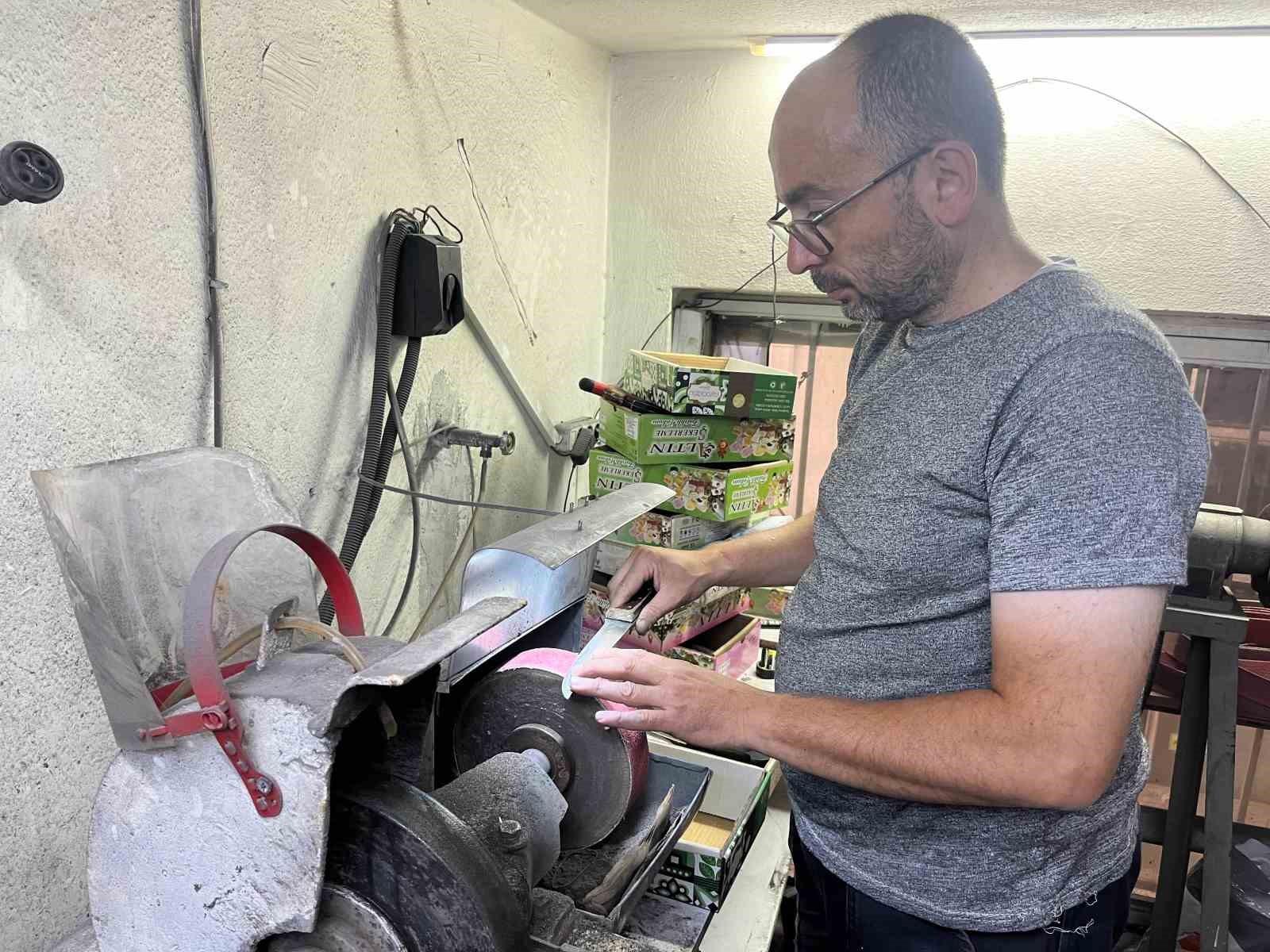 Görme engeline rağmen 25 yıldır bıçak biliyor