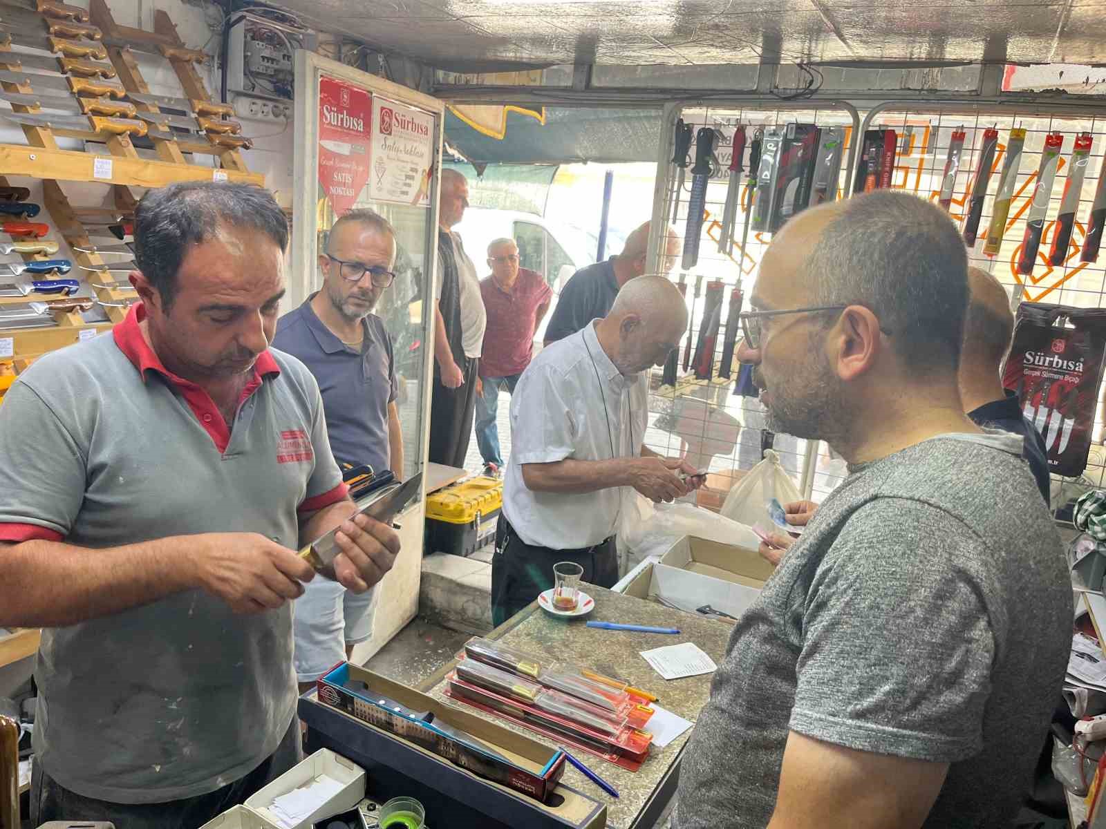 Görme engeline rağmen 25 yıldır bıçak biliyor