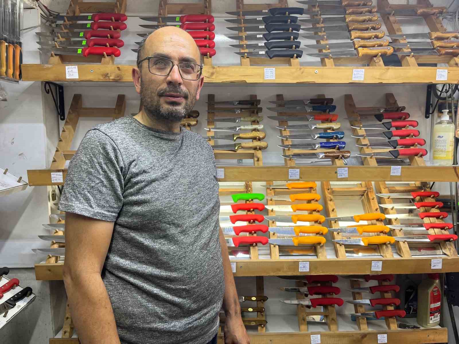 Görme engeline rağmen 25 yıldır bıçak biliyor