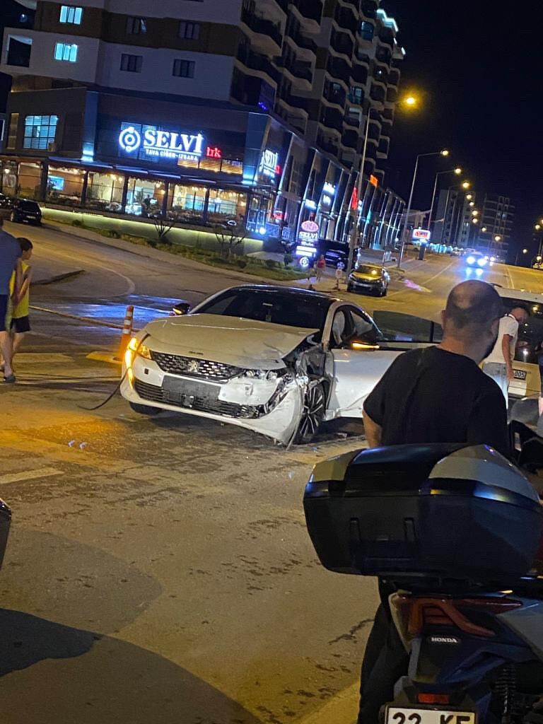 Edirne’de 4 aracın karıştığı zincirleme kaza kamerada