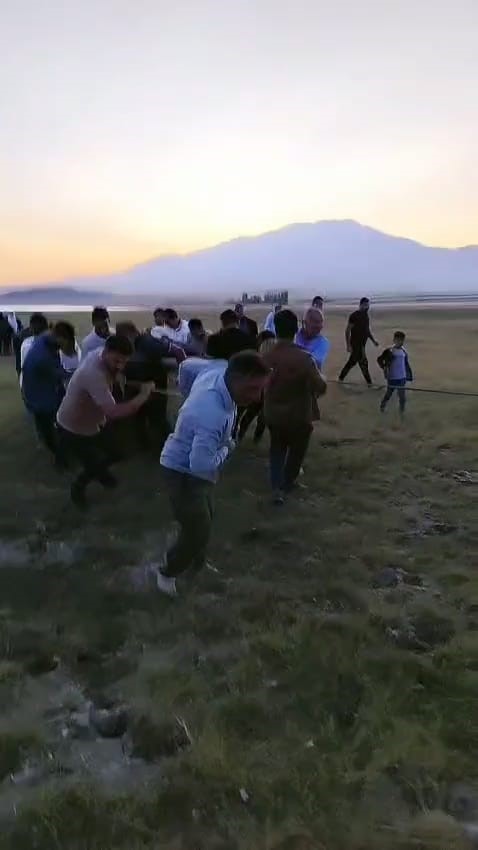 Arin Gölü’nde çamura saplanan inek kurtarıldı