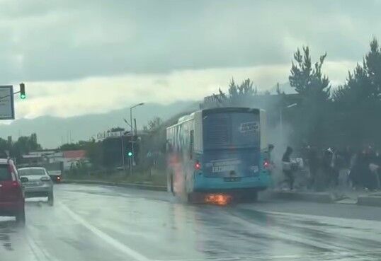 Otobüs bir anda alev aldı, yolcular panikle kaçtı