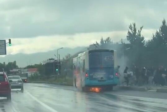Otobüs bir anda alev aldı, yolcular panikle kaçtı