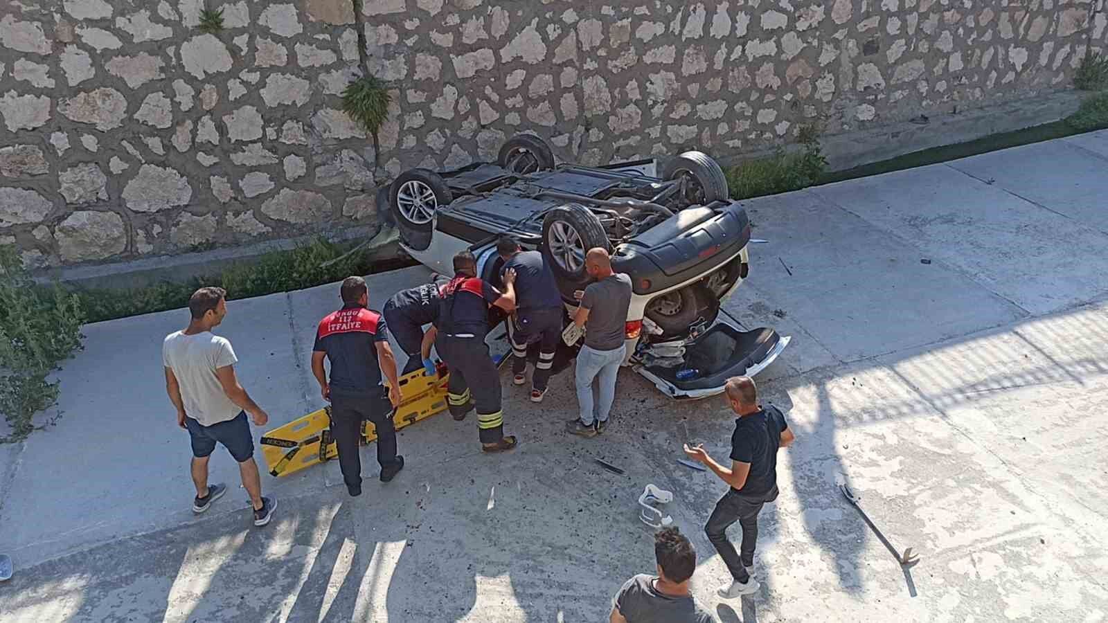 Kontrolden çıkan otomobil dere yatağına uçtu anne ve oğlu yaralandı