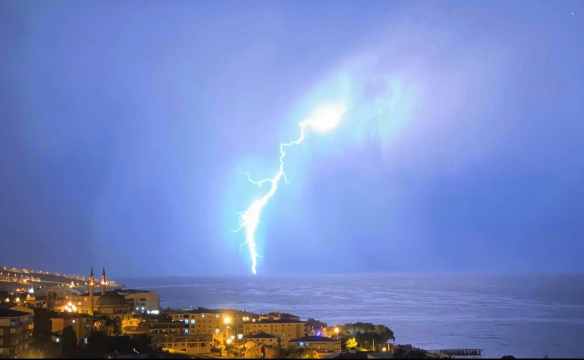 Van Gölü’ne düşen yıldırımlar görsel şölen oluşturdu