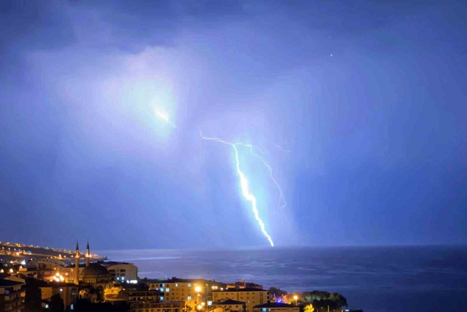 Van Gölü’ne düşen yıldırımlar görsel şölen oluşturdu