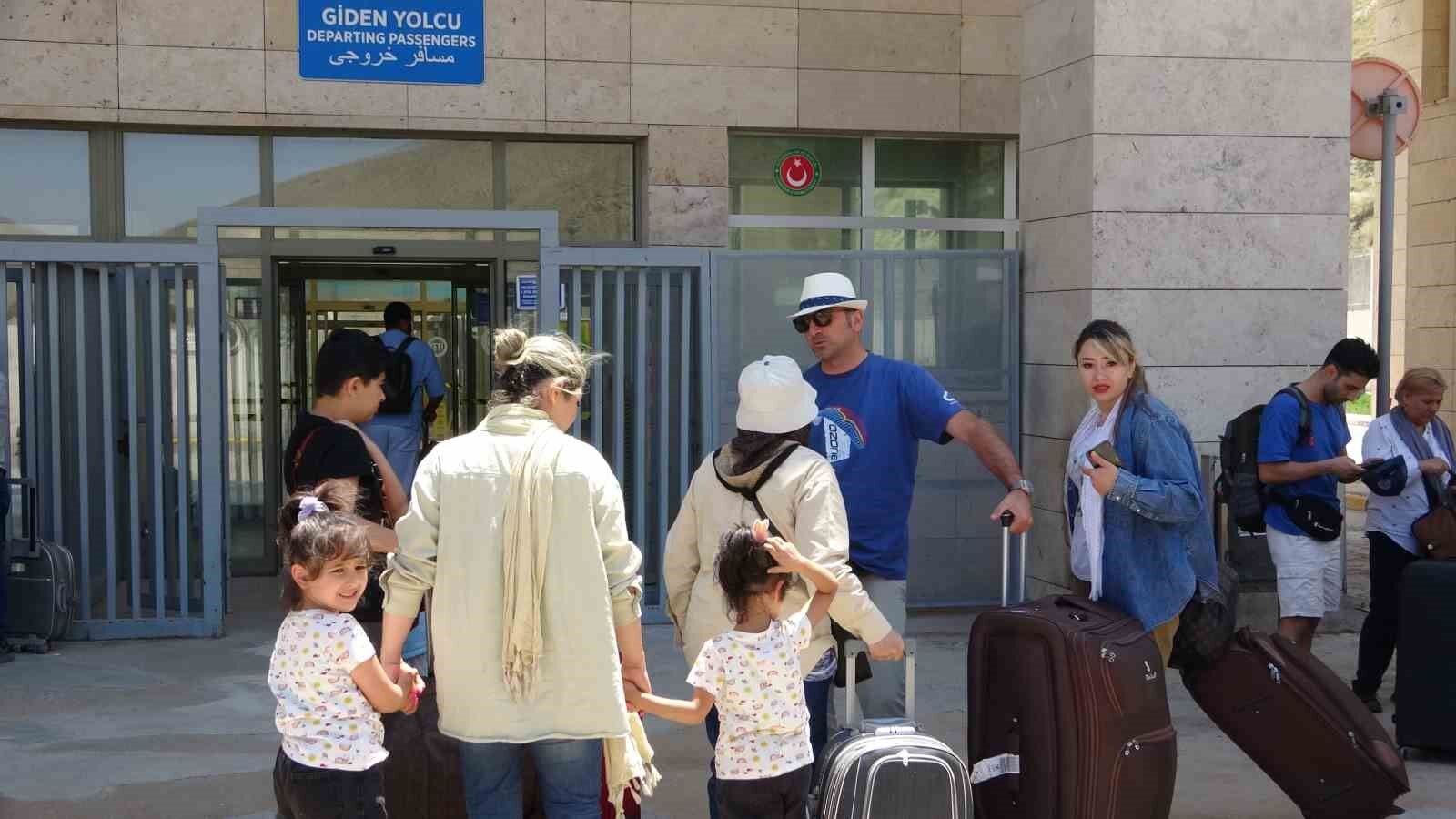 İran-İsrail savaşının 4’üncü gününde Van sınırında dönüş hareketliliği