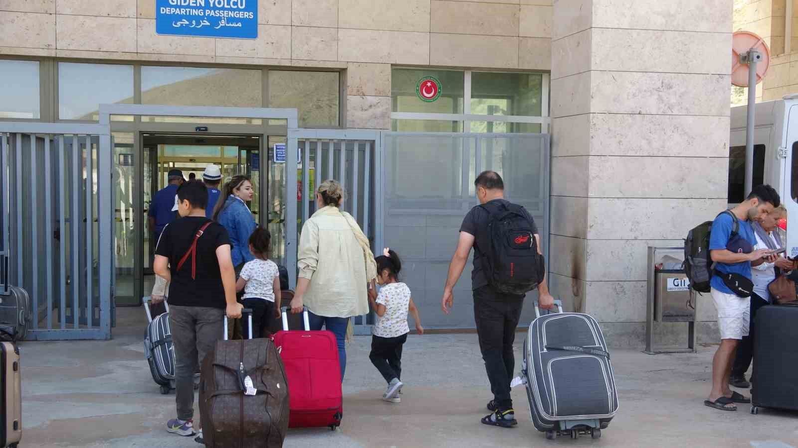 İran-İsrail savaşının 4’üncü gününde Van sınırında dönüş hareketliliği