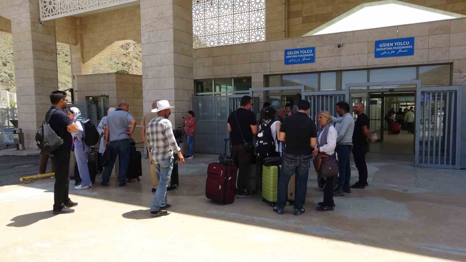 İran-İsrail savaşının 4’üncü gününde Van sınırında dönüş hareketliliği