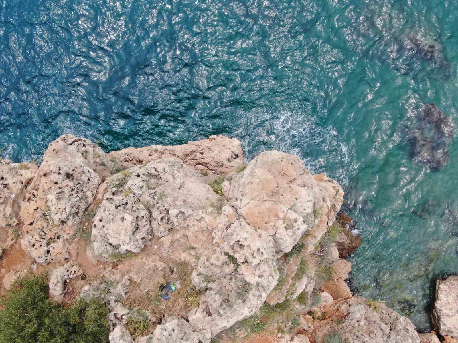 Çit ve uyarı tabelasını dikkate almayıp falezlere çıkan gençler ölüm atlayışları yapıyor