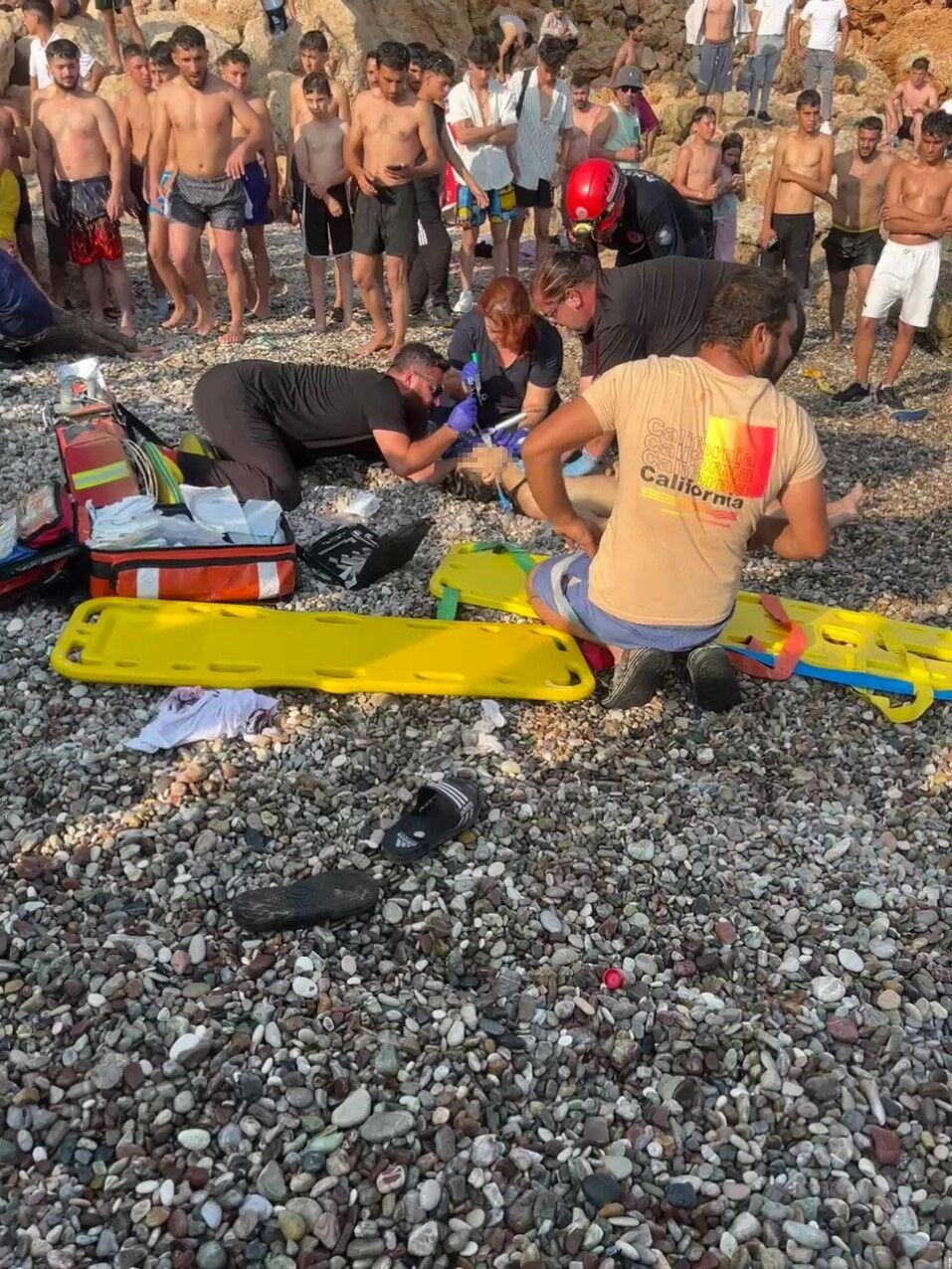 Çit ve uyarı tabelasını dikkate almayıp falezlere çıkan gençler ölüm atlayışları yapıyor