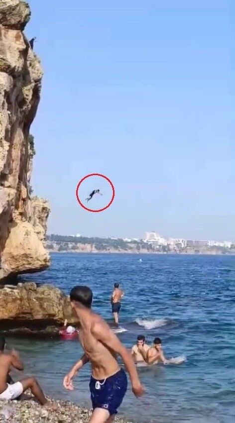 Çit ve uyarı tabelasını dikkate almayıp falezlere çıkan gençler ölüm atlayışları yapıyor