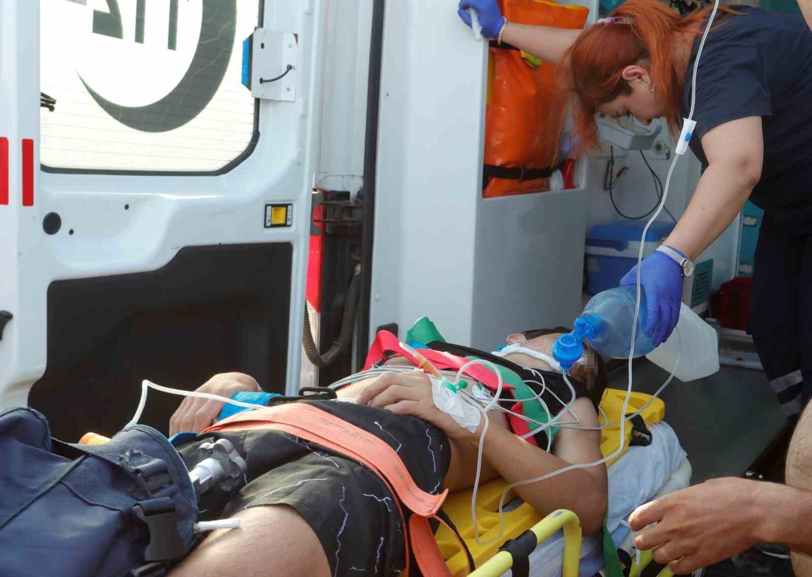 Çit ve uyarı tabelasını dikkate almayıp falezlere çıkan gençler ölüm atlayışları yapıyor