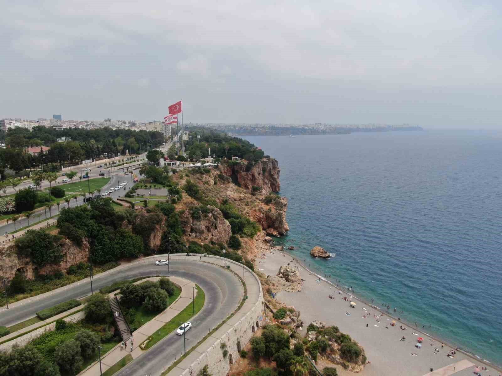 Çit ve uyarı tabelasını dikkate almayıp falezlere çıkan gençler ölüm atlayışları yapıyor