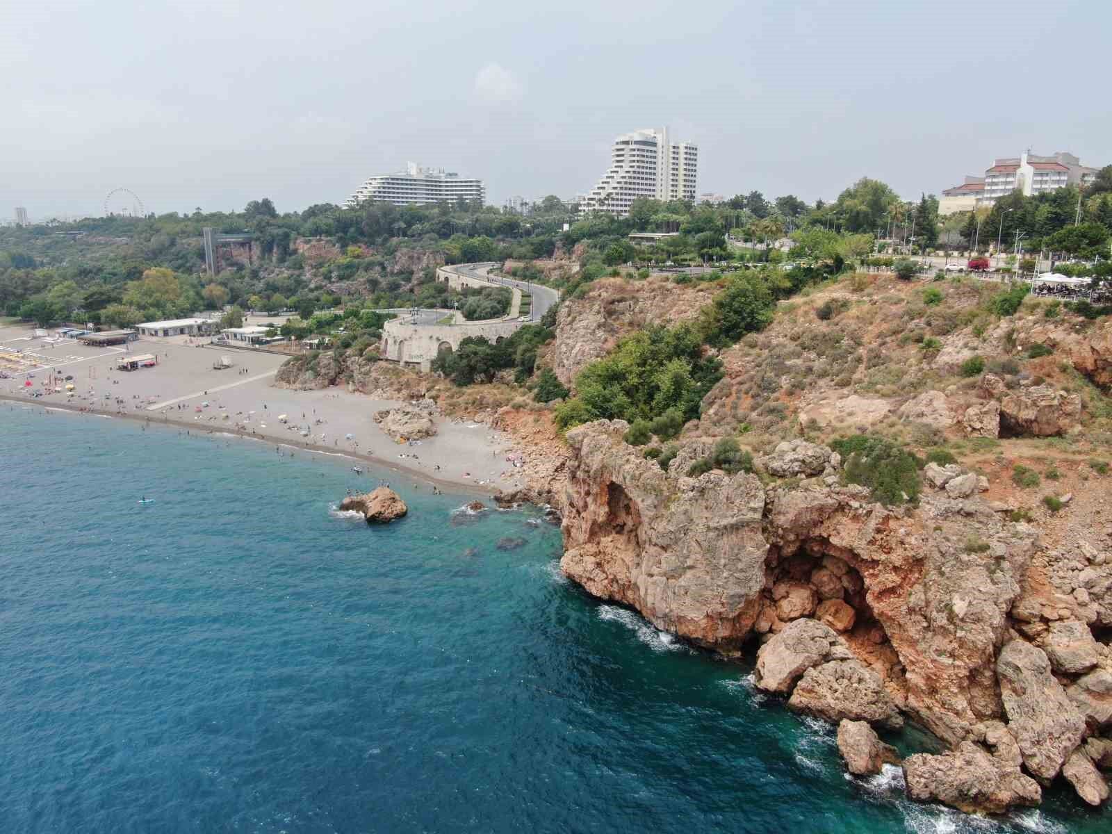 Çit ve uyarı tabelasını dikkate almayıp falezlere çıkan gençler ölüm atlayışları yapıyor