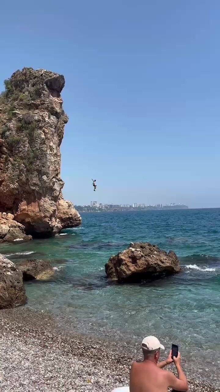 Çit ve uyarı tabelasını dikkate almayıp falezlere çıkan gençler ölüm atlayışları yapıyor