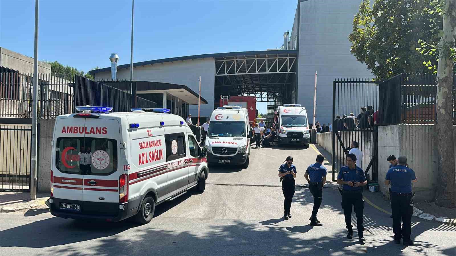 Ümraniye’de motor fabrikasında yangın çıktı: 10 işçi dumandan etkilendi