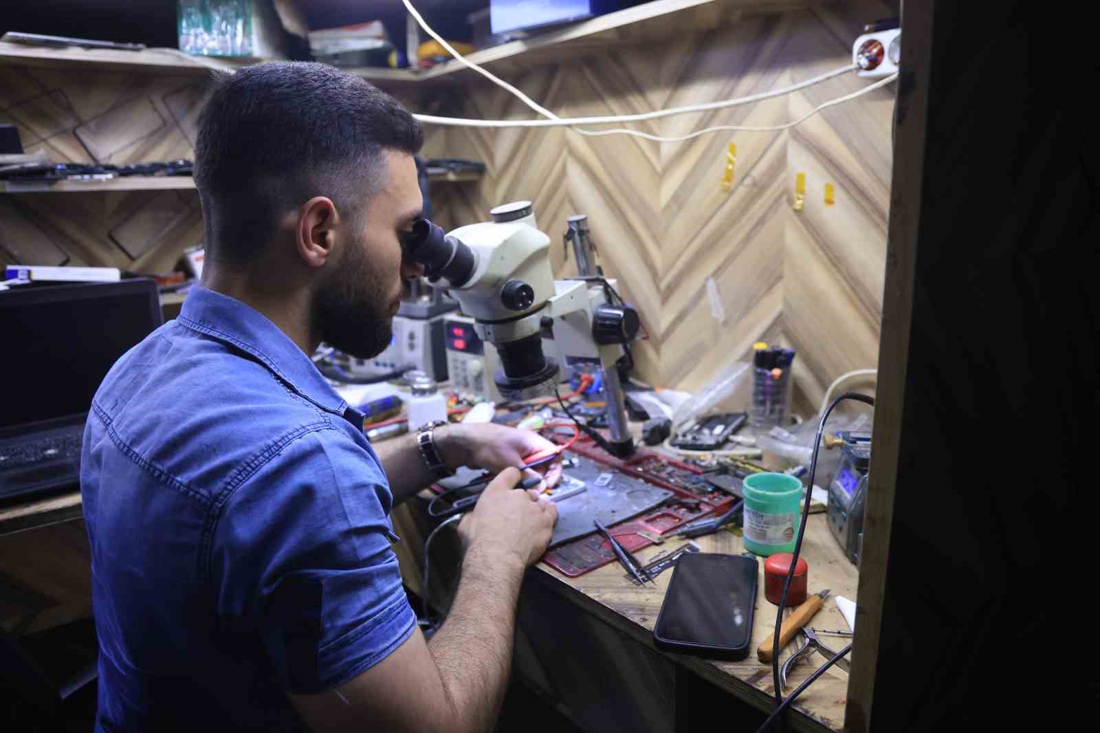 Cep telefonu tamir esnasında bomba gibi patladı