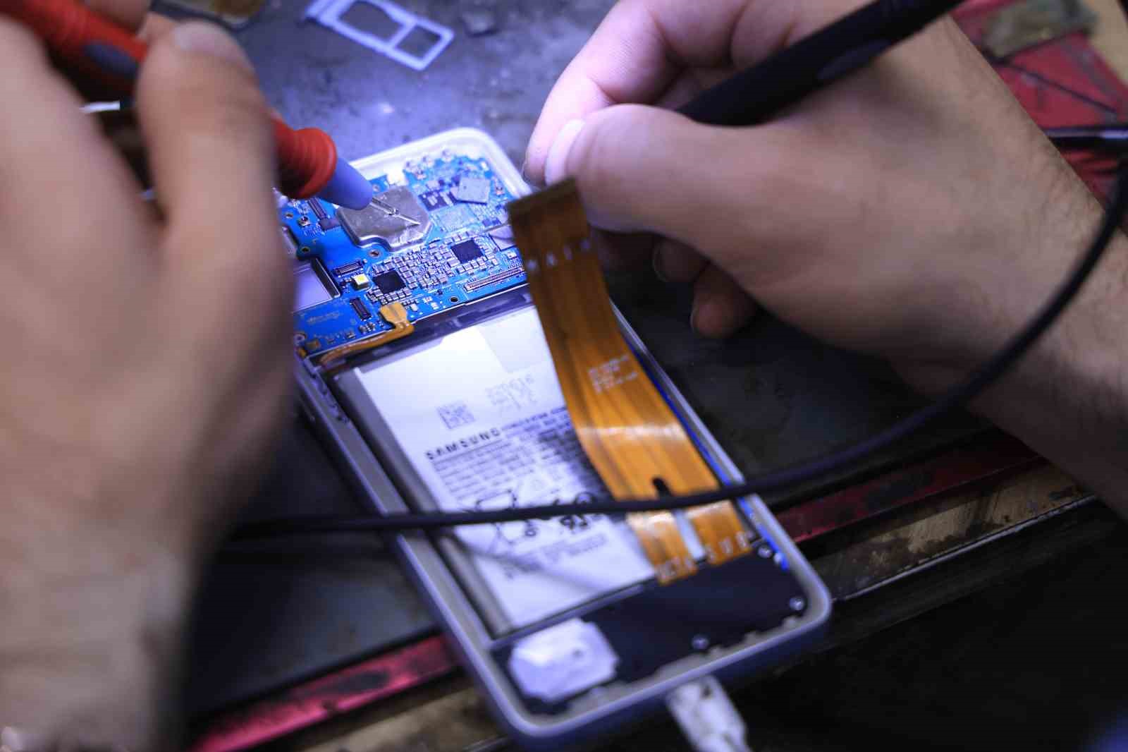 Cep telefonu tamir esnasında bomba gibi patladı