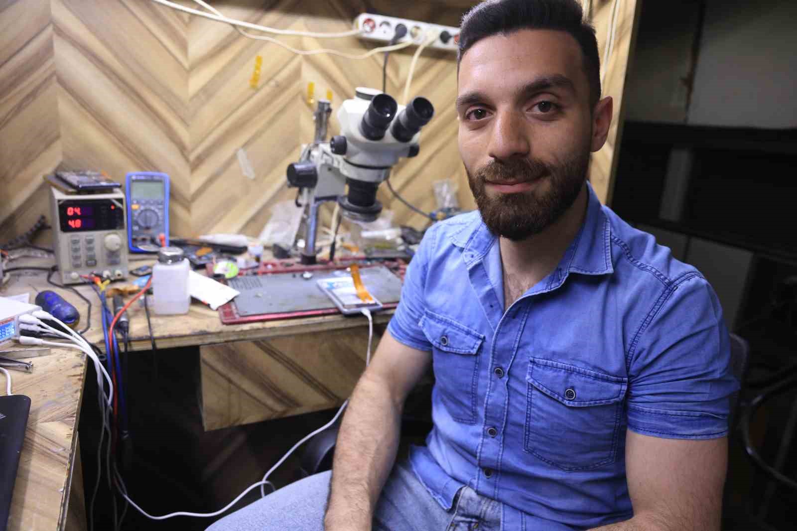 Cep telefonu tamir esnasında bomba gibi patladı