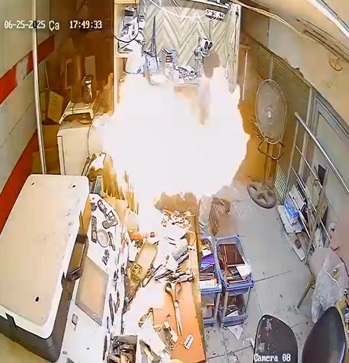 Cep telefonu tamir esnasında bomba gibi patladı