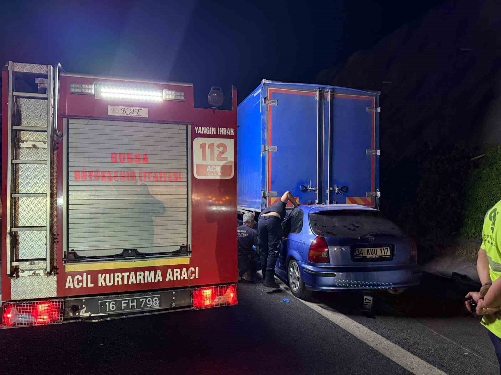 Kamyonun altına giren otomobilde can pazarı: 1 ölü, 1 ağır yaralı