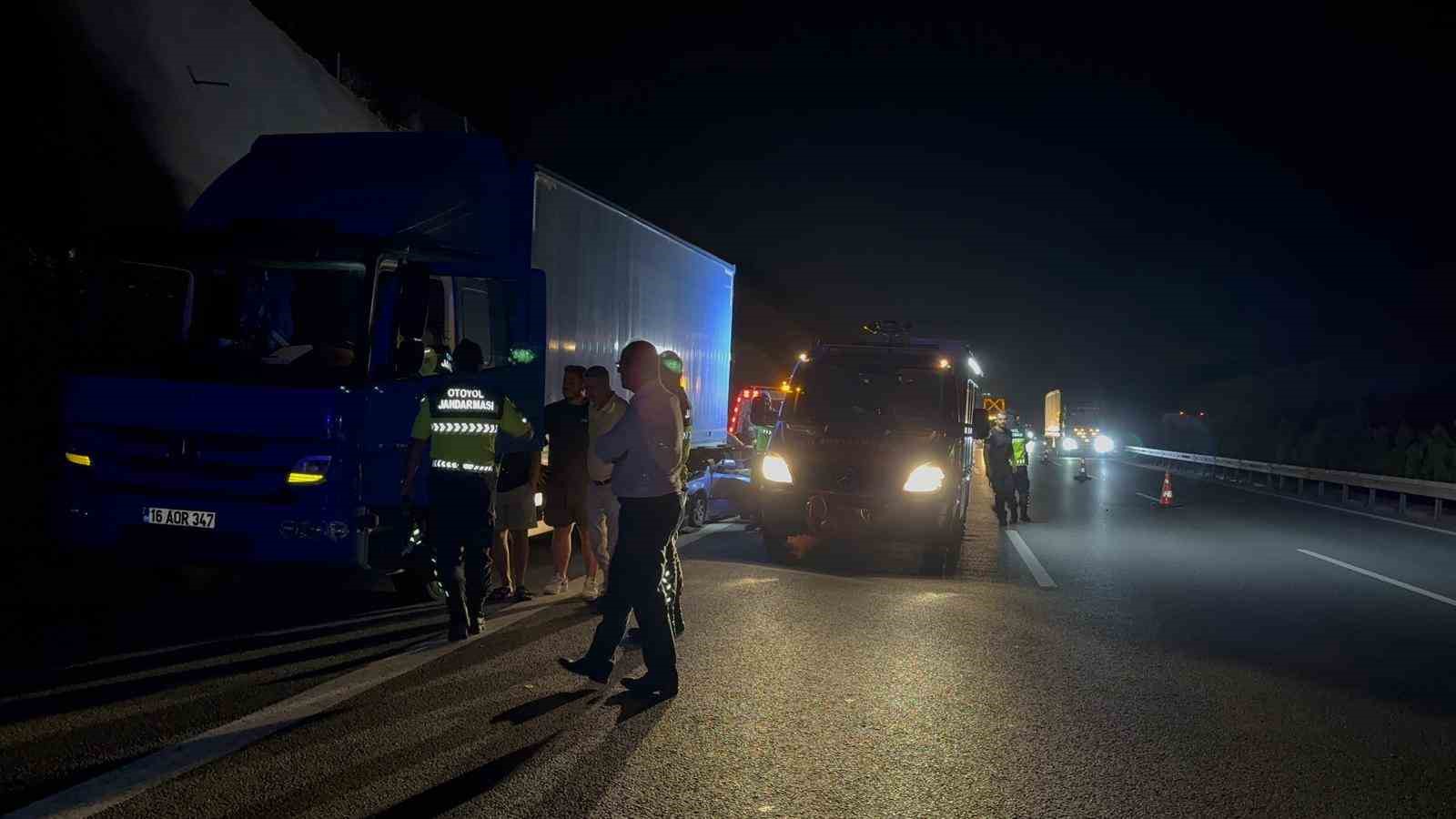 Kamyonun altına giren otomobilde can pazarı: 1 ölü, 1 ağır yaralı